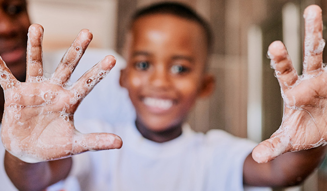 Niño lavándose las manos