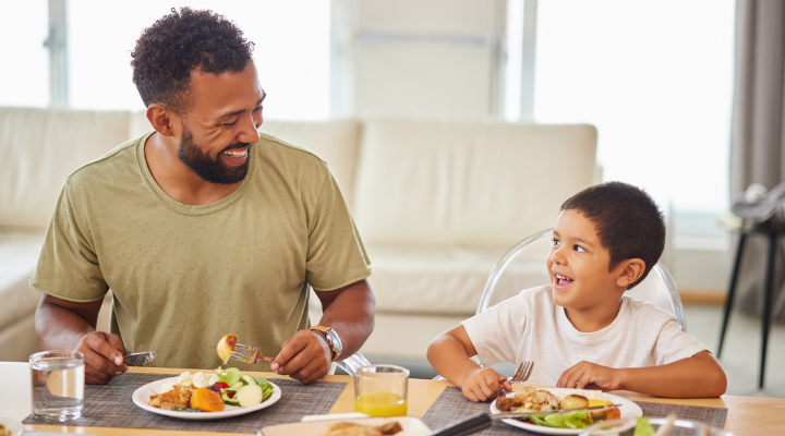 Padre e hijo compartiendo una comida
