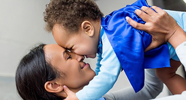 vacunas-bebe-650px.jpg Madre jugando con su bebé, tocando su frente con la suya, sonriendo cariñosamente.