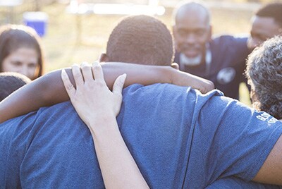 d_vs_muertes-armas_051022.jpg un grupo de personas con sus brazos alrededor de los demás
