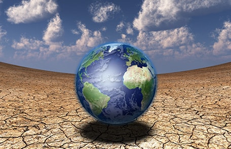 Ilustración conceptual de la Tierra flotando sobre un paisaje calcinado. Ilustración conceptual de la Tierra flotando sobre un paisaje calcinado.