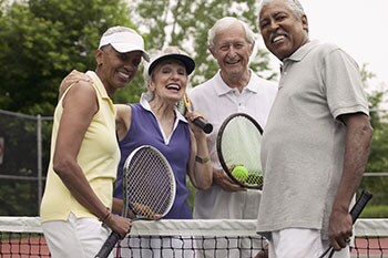 Grupo de parejas mayores jugando al tenis Grupo de parejas mayores jugando al tenis