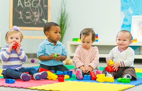 Un grupo de niños jugando con juguetes de plástico. Un grupo de niños jugando con juguetes de plástico.