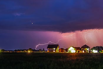 Varios rayos de relámpagos tocaron el suelo en un vecindario. Varios rayos de relámpagos tocaron el suelo en un vecindario.