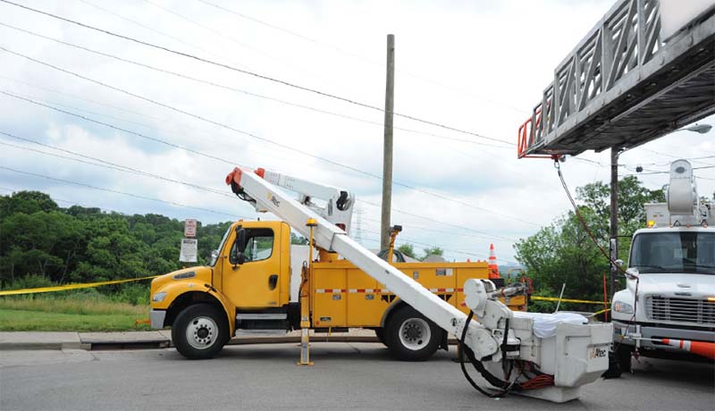 camión utilitario estacionado en la calle sin salida camión utilitario estacionado en la calle sin salida