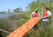 100504-N-6268N-085.jpg Unidad de respuesta a incidentes de contaminación colocando una barrera de contención