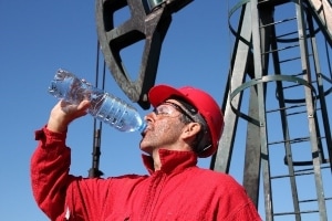 drink-water-outside Trabajador al aire libre tomando agua