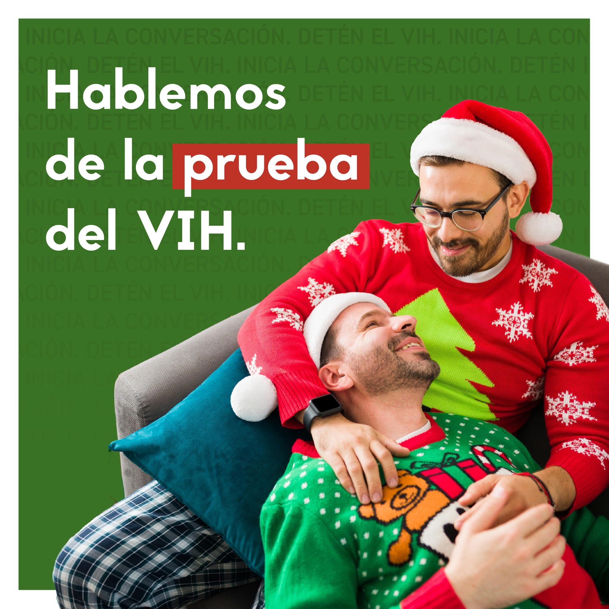 cdc-hiv-together-social-media-image-testing-es Una imagen de una pareja masculina vistiendo suéteres festivos con las palabras hablemos sobre la prueba del VIH.