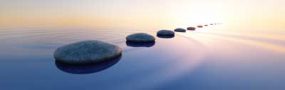 rocas tranquilas sobre el agua