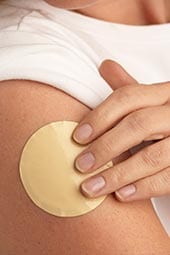 parche de nicotina en un brazo