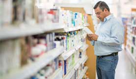 hombre en farmacia