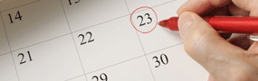 pluma roja que circula la fecha en el calendario