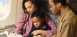 Familia leyendo en un avión