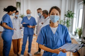profesionales de atención médica reunidos para hablar sobre las vacunas obligatorias.