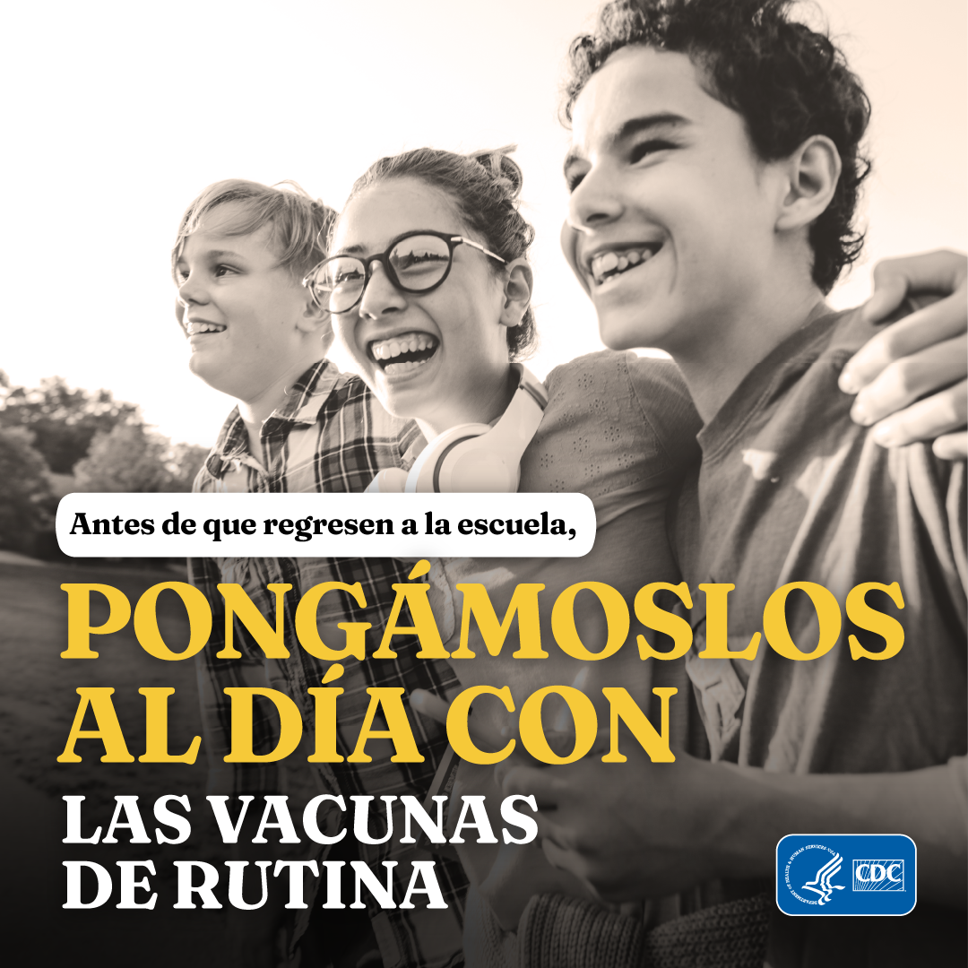 Tres jóvenes abrazados sonriendo. Texto: Antes de que regresen a la escuela, pongámoslos al día con las vacunas de rutina.