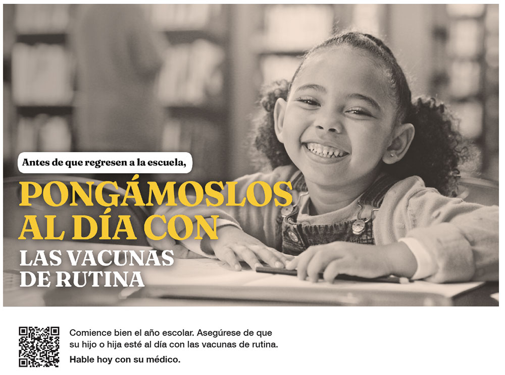 ChildVax-Back2School-poster-es Una niña leyendo en la biblioteca. Texto: Antes de que regresen a la escuela, pongámoslos al día con las vacunas de rutina.