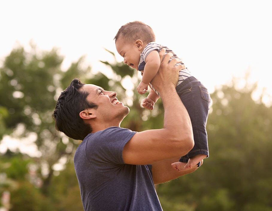 father-holding-baby Padre levantando alto a su bebito.