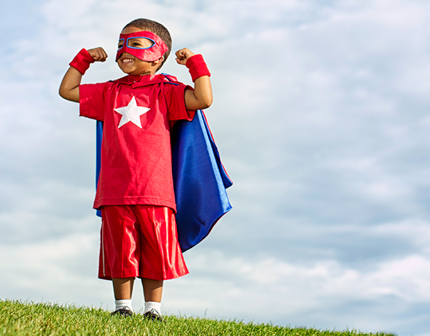 Niñito vestido de superhéroe
