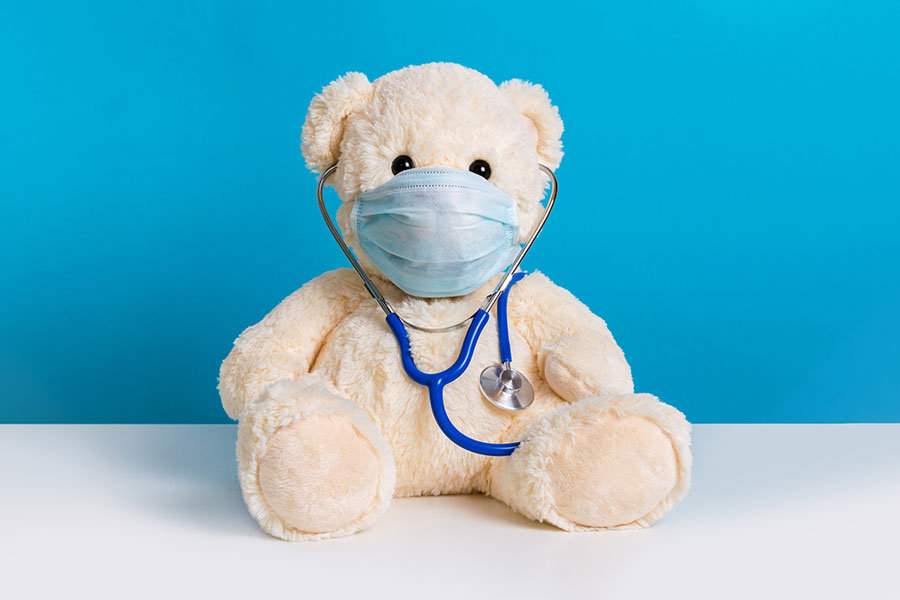 Osito de peluche con una macarilla médica protectora y un estetoscopio